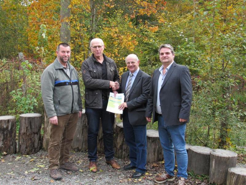 Offizielle Übergabe des Zuwendungsbescheids am Walderlebniszentrum Gramschatzer Wald (von rechts nach links: Harald Fröhlich (Geschäftsführer der LAG), Burkhard Losert (Vorsitzender des Fördervereins), Wolfgang Fuchs (Leader-Koordinator) und Wolfgang Graf (Leiter des Walderlebniszentrums).