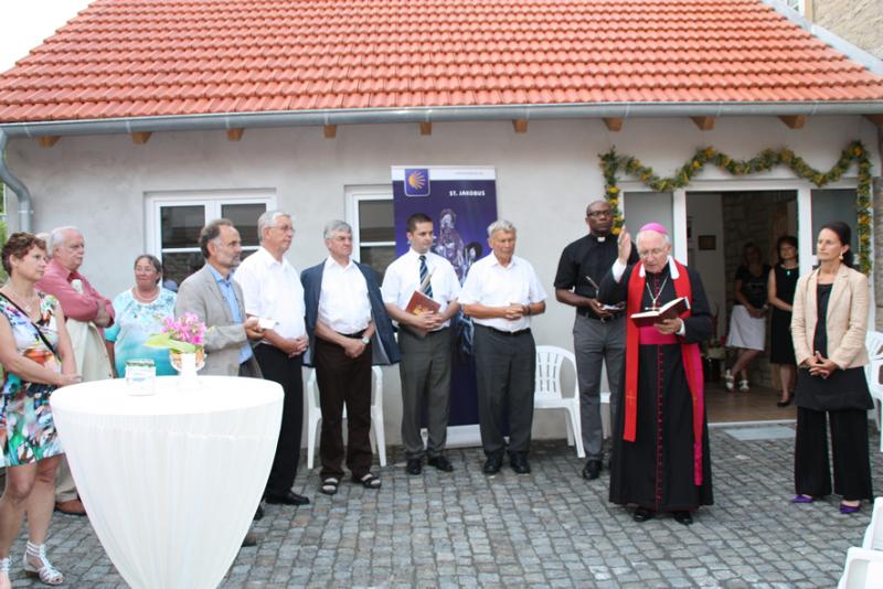 Weihbischof Boom weiht das "Alte Pfarrhaus"