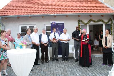 Weihbischof Boom weiht das "Alte Pfarrhaus"